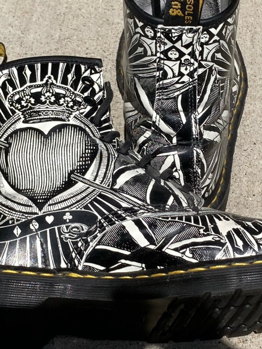 Dr. Martens Black & White Crowned Heart Graphic W9/M8 - Picture 5 of 6